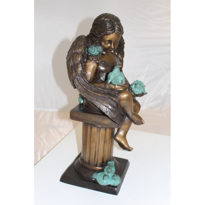 Statue Celyn Angel assise sur une colonne en bronze - Taille: L 10 po x l 9 po x H 22 po.