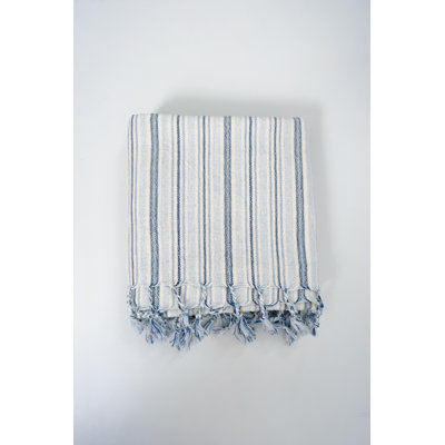 Serviette bleue à fines rayures