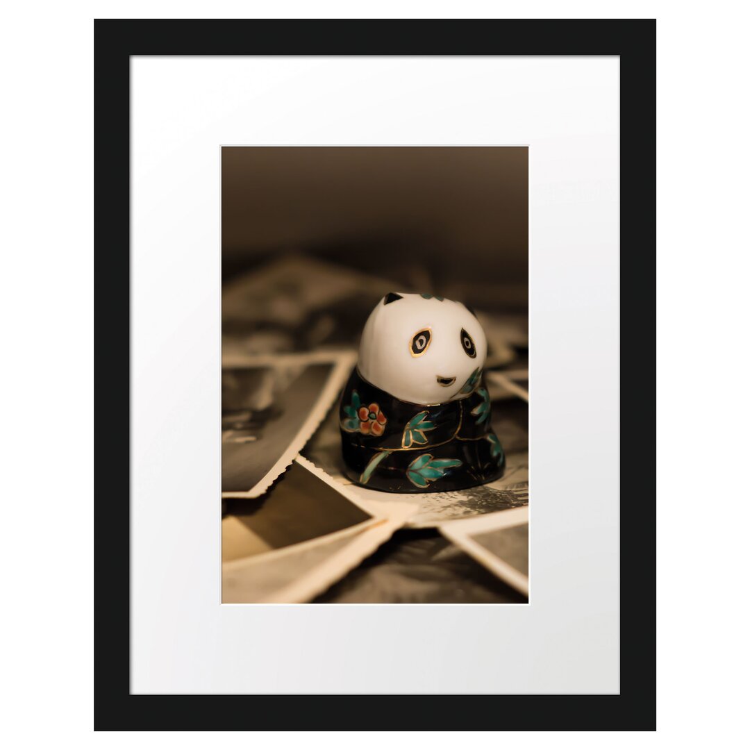 Gerahmtes Poster Panda Figur zwischen Fotografien