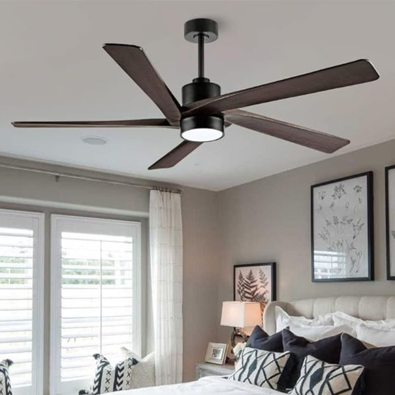 Ventilateur de plafond 54 po avec lumières DEL Krishona, Noir mat avec pales brun foncé