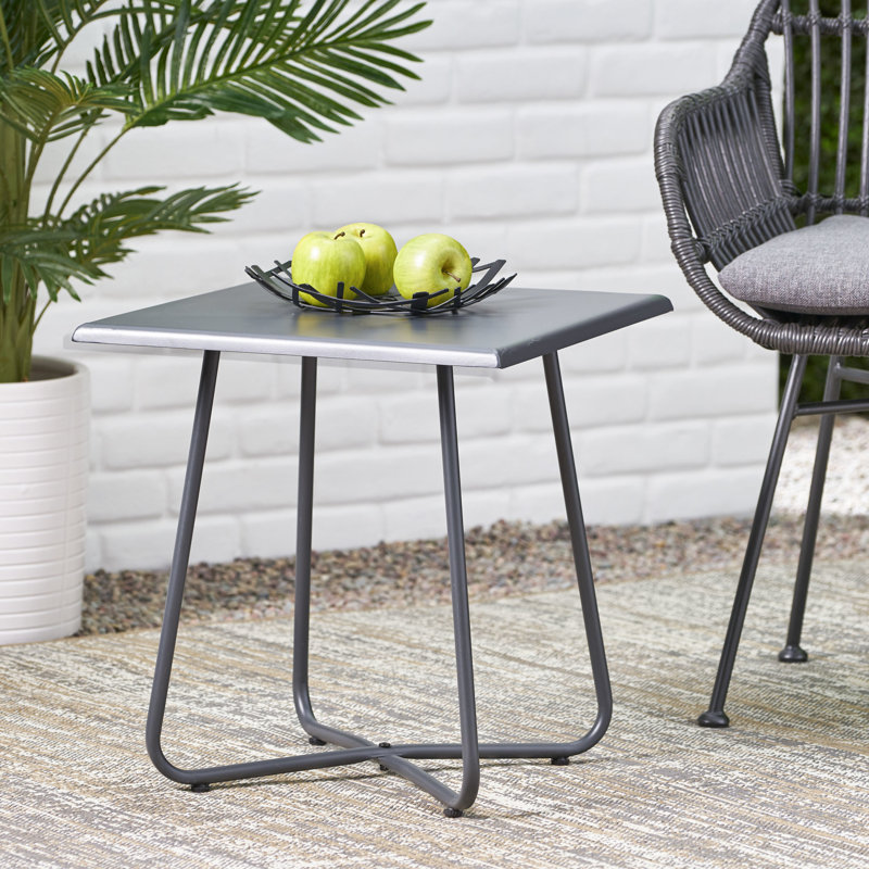 Table de bout grise de 18,93 po avec base en acier et conception en fer de style moderne