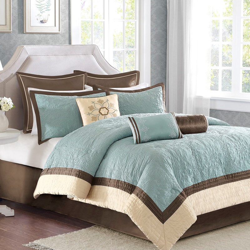 L'édredon bleu Charmeuse pour grand lit comprend 3 coussins décoratifs bleus, 2 taies décoratives européennes et