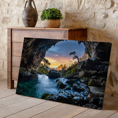 Reproduction d'art sur toile, "Dramatic Cave Scene" encadrée par des roches sombres et robustes avec art mural