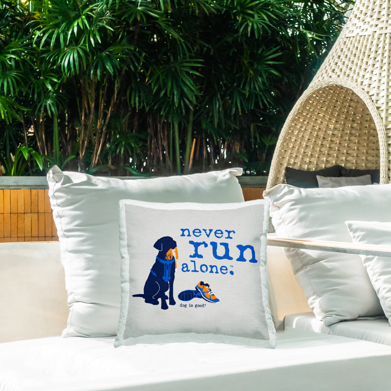 Coussin d'extérieur imprimé "Never Run Alone Dog" par Dog Is Good