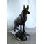 Statue de berger allemand géant en aluminium NIFao debout sur une base rocheuse - sculpture décorative d'extérieur et d'intérieur - grande 46 po x 20 po x 49 po