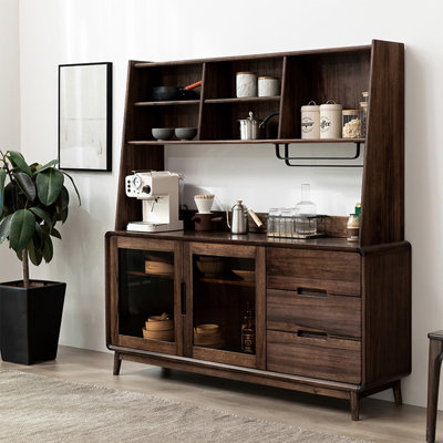 Armoire de rangement scandinave en bois massif contre le mur