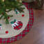 Jupe d'arbre à carreaux en toile de jute avec puddings de Noël-122659767