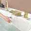 Robinet de baignoire 4 trous à fixation sur le comptoir avec douche à main Robinet de baignoire à cascade avec robinet à poignée simple en laiton-107658679