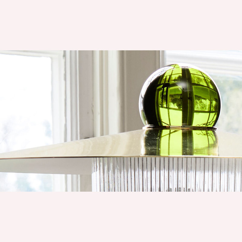 La lampe de table «Ball on Top»