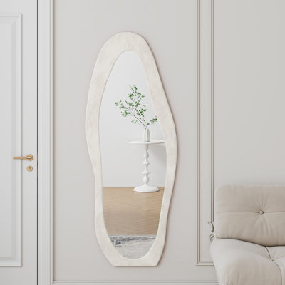 Miroir pleine grandeur 63 po x 24 po à suspendre au mur, cadre en métal enveloppé de flanelle, forme irrégulière unique, verre brisé, pour la chambre à coucher, le couloir et le corps du magasin de vêtements, style ondulé, incassable
