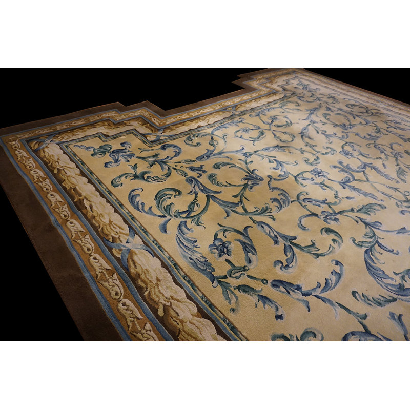 Grand tapis ivoire antique en laine surdimensionné