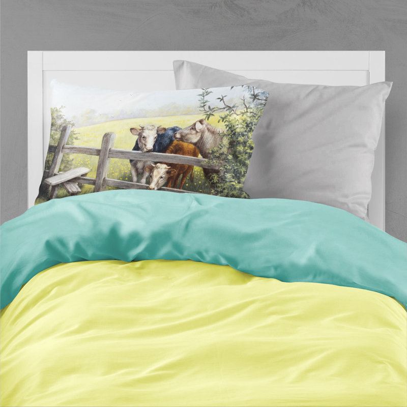Taie d’oreiller de vache dans un buttercup pré