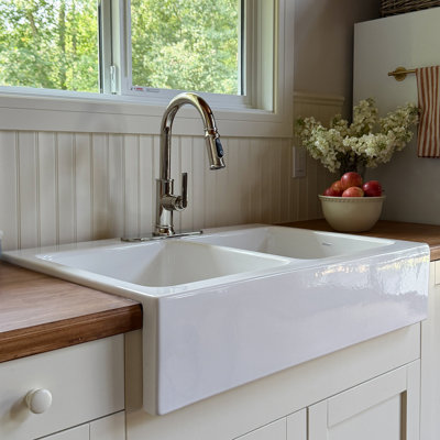 Évier de cuisine double cuve à encastrer Parker 34 po en argile réfractaire blanche éclatante Quick-Fit® avec tablier frontal et 3 trous pour robinetterie