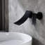 Robinet mural noir mat pour salle de bain, laiton avec bec cascade large et valve de contrôle précise pour une expérience confortable
