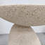 Table d'appoint d'extérieur en fibre de verre moderne avec finition texturée aspect pierre, table d'appoint sculpturale pour patio ou jardin