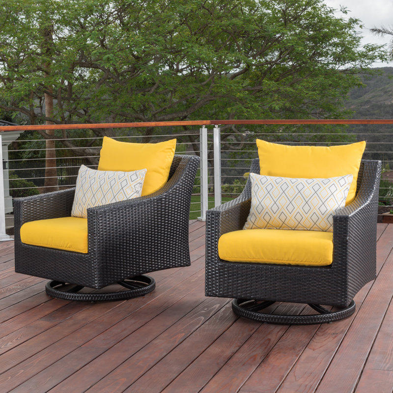 Chaise de patio pivotante Fionnula avec housses de coussin Sunbrella, Sunbrella® à motif géométrique bleu bienheureu