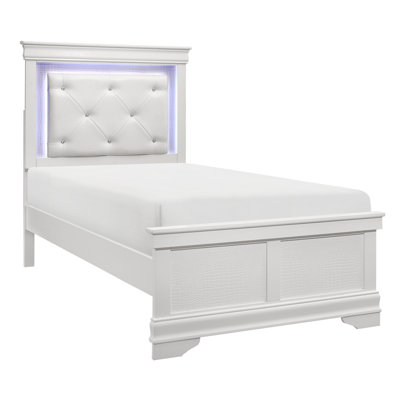 Lit simple de style blanc avec tête de lit tapissier en similicuir à boutons et alligator pour détails de rénovation