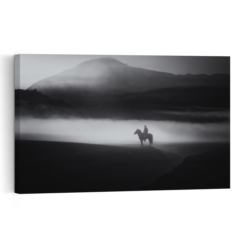 Cavalier solitaire dans la brume - Tableau abstrait contemporain dramatique représentant un cheval dans un paysage de montagne
