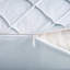 Coussin décoratif à carreaux-1138657799-1083166539