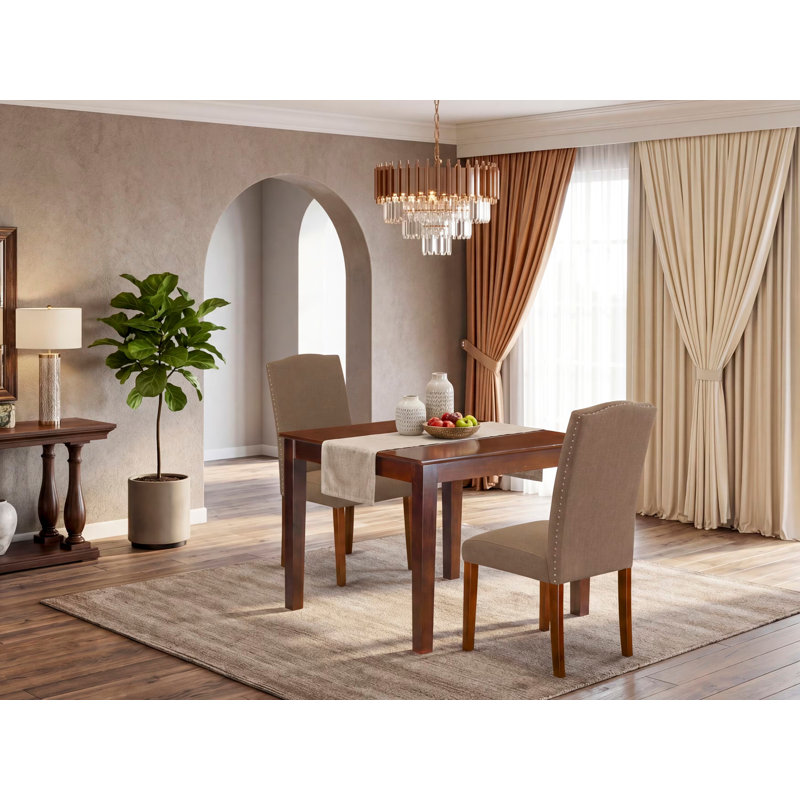 L'ensemble de table de salle à manger 3 pièces comprend une table carrée en bois et 2 chaises parsons rembourrées en tissu de café foncé en acajou