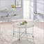 Table basse ronde en chêne blanc et chrome, parfaite pour l'élégance moderne et le charme industriel dans les espaces de vie contemporains.
