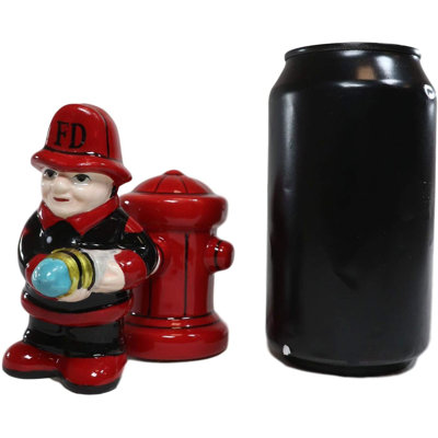 Najia dans la ligne du pompier pompier transportant un tuyau par une bouche d'incendie en céramique en céramique sel et poivre, ensemble magnétique, figurines pour pompiers, pompiers, camions, service 911, fonction publique