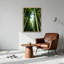 Impression sur toile verticale verticale en bambou vert contre le ciel bleu-1025589849