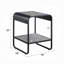 Table de bout moderne et élégante avec tablette, structure en métal noir et plateau en faux béton gris pour un rangement élégant dans le salon