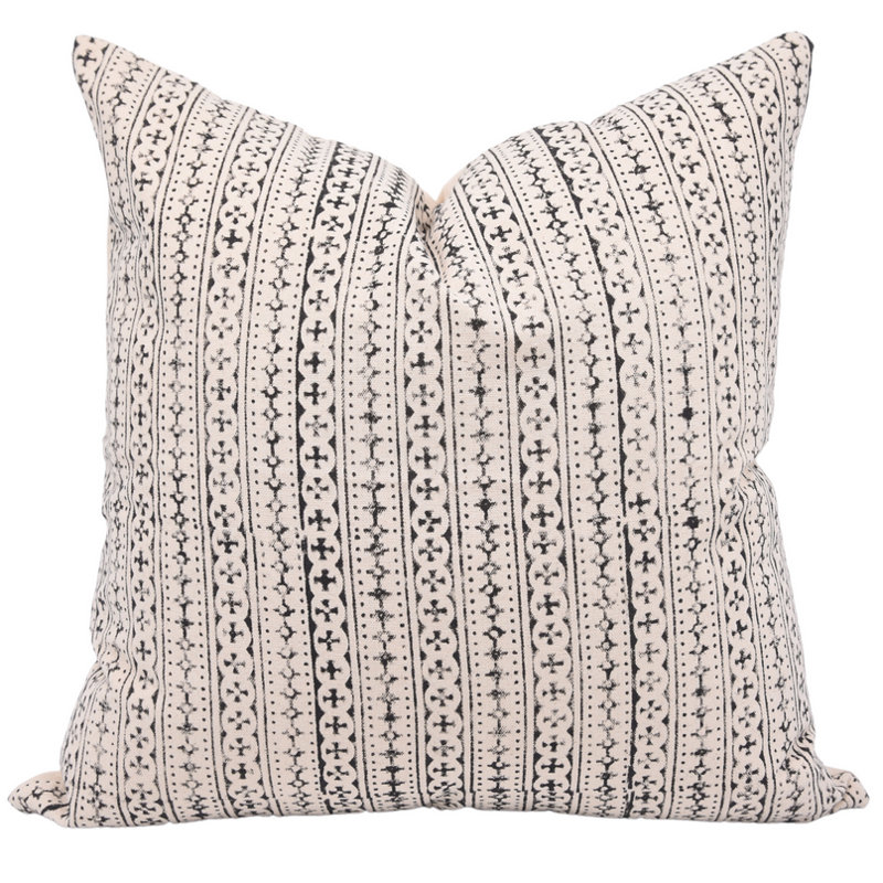 Coussin en coton imprimé à la main pour les maisons modernes - Doji, Carré, 18 po x 18 po