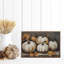 Quatre citrouilles blanches avec des feuilles noires-2072463525