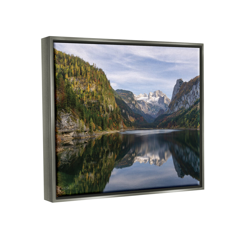 «Peaceful Mountain Lake Reflection» par Martin Podt - photographie, H 17 po x l 21 po x P 1,7 po, Cadre flottant gris lustré