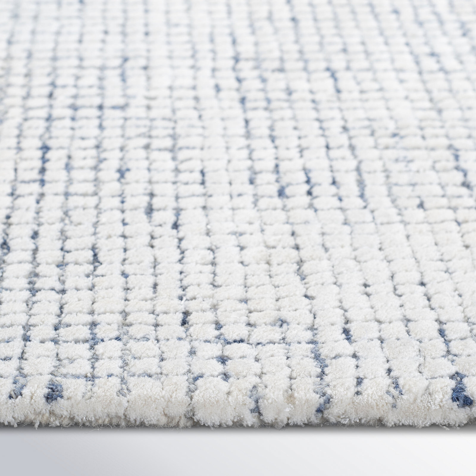 Rowe Handmade Tufted Ivory/Blue Rug, Rectangle 2'3" x 4'