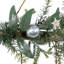 Décoration murale de Noël avec branches de houx scintillantes avec étoiles et pommes de pin - 20,75 po - Argent