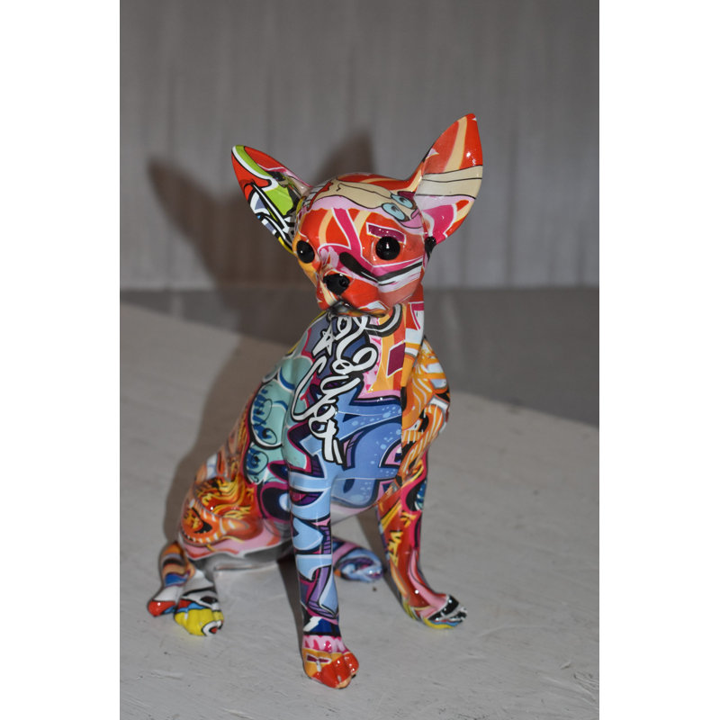 Statue chihuahua assise en graffiti Holly Springs en résine Dimensions: 8 po x 5 po x H 10 po