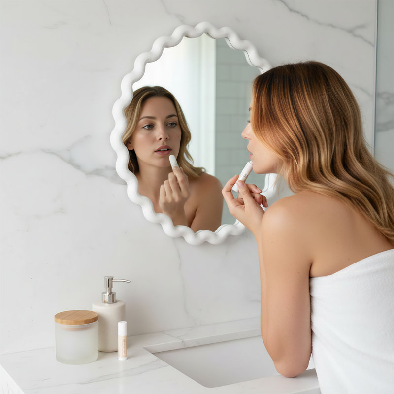 Un miroir mural rond blanc avec un cadre ondulé, adapté aux salons, aux chambres et aux salles de bain.
