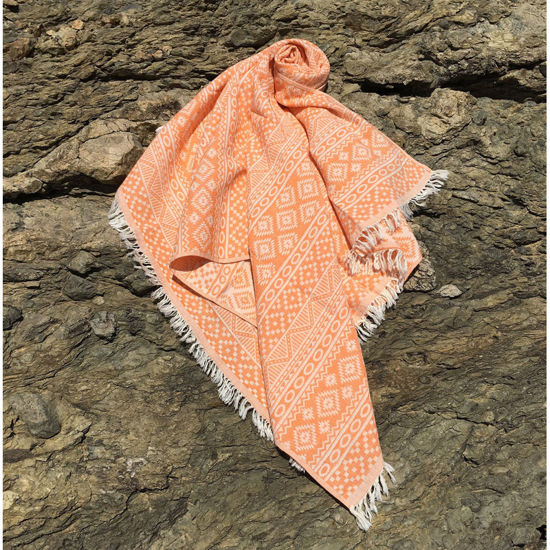 Serviette de plage 100% coton de qualité supérieure Fouta, 35,4 x 66,9 pouces | Motif de tapis très absorbant, ultra doux, orange vif et élégant | Lavable à la machine, poids léger à 7,6 oz | Parfait pour la plage, la piscine ou le spa