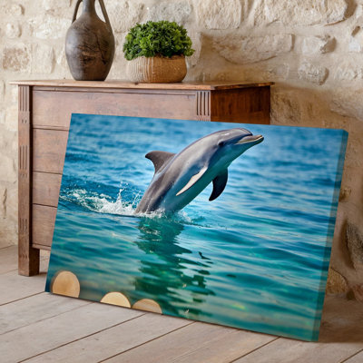 Toile, "Un dauphin ludique" qui sort gracieusement de l'eau turquoise transparente, gouttes d'eau scintillantes au soleil