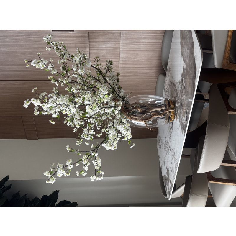 Grandes branches de cerisier en fleurs dans un vase en verre