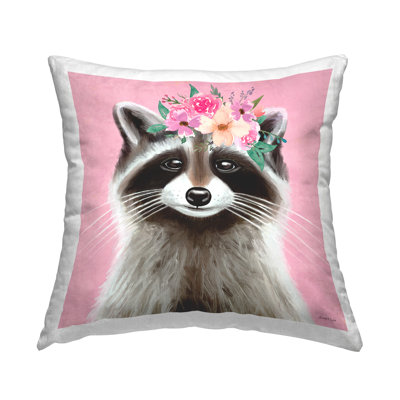 Coussin décoratif à motif de raton laveur et fleurs roses par Elizabeth Tyndall