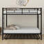 Lit superposé en métal avec couchette simple au-dessus d'un lit simple avec échelles et rails de sécurité-656933345