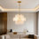 Lustre moderne en verre à 3 niveaux avec finition dorée, hauteur de suspension réglable et éclairage à intensité variable pour la salle à manger, le vestibule, la chambre à coucher et le vestibule