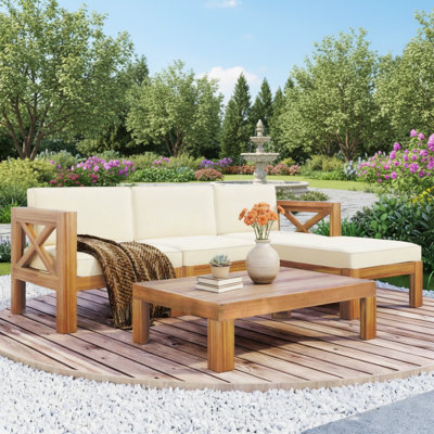 Ensemble de conversation et de canapé d'extérieur en bois cinq pièces pour patio, avec une finition naturelle à la fois simple et élégante, et des coussins beiges doux et doux pour la peau, créant un espace raffiné et relaxant dans votre cour.