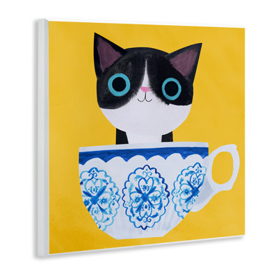 Chaton de thé chaton sur plaque murale jaune, design par planète chat par Angie Rozelaar