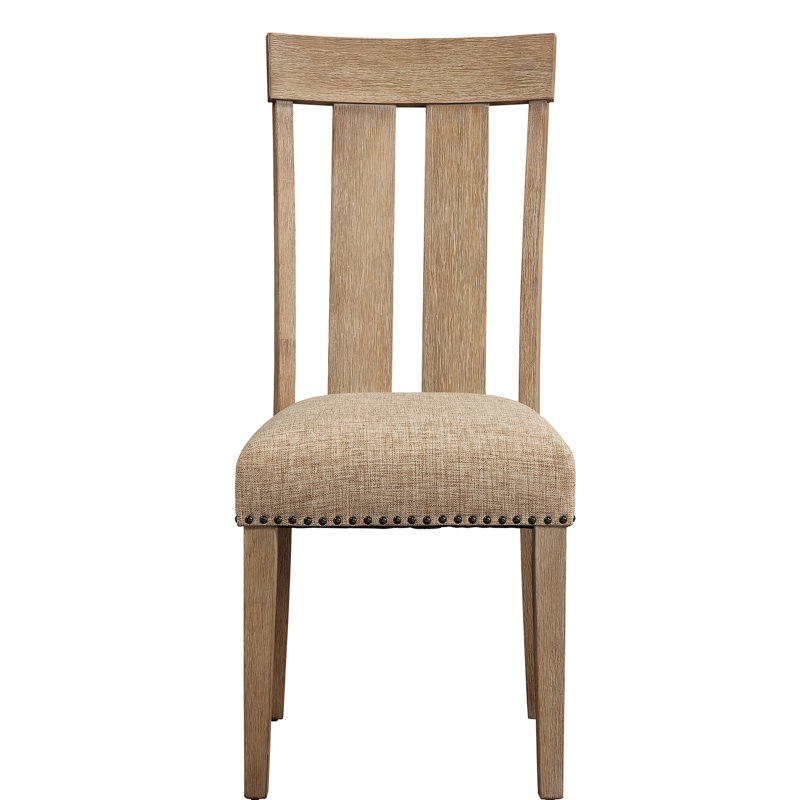 Les chaises d'appoint beiges et érable (2) ajoutent chaleur et charme à l'espace de vie principal (2)