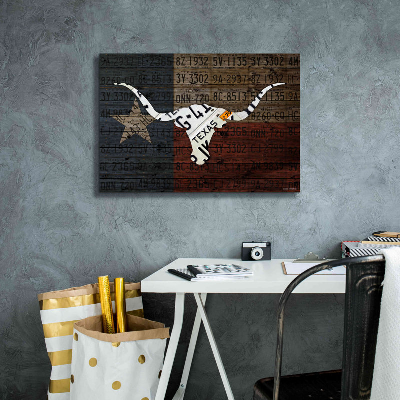 «Longhorn Art With Flag» par Design Turnpike, H 18 po x l 26 po x P 0,75 po