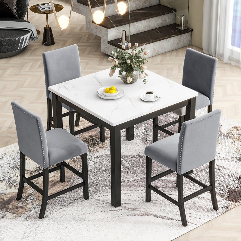 Ensemble de table de salle à manger élégante à hauteur de comptoir avec plateau en faux marbre et chaises en velours