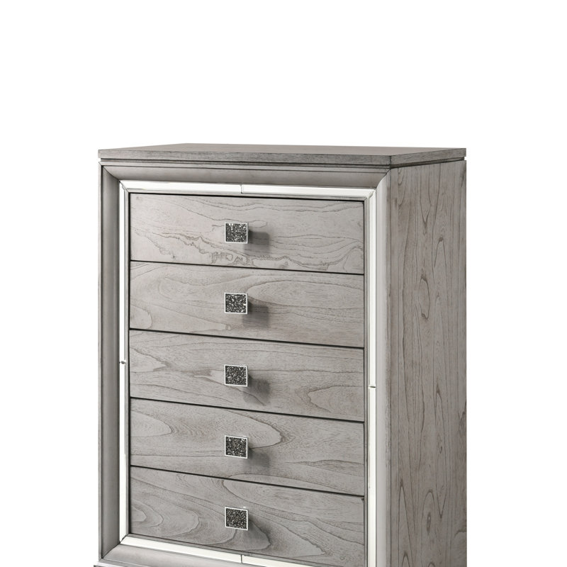 Commode contemporaine 5 tiroirs brun clair avec accents en miroir, fabrication en bois massif pour un rangement élégant dans la chambre à coucher