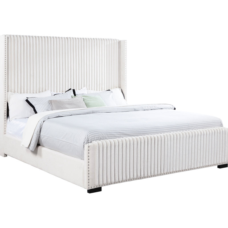 Très grand lit avec revêtement crème, tête de lit à oreilles, pieds verticaux et blocs pour chambre à coucher avec revêtement capitonné et profil bas