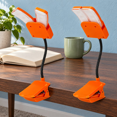 Ensemble de 2 lampes de lecture à pince orange, fonctionnant sur piles, avec éclairage à intensité variable pour protéger les yeux et un col de cygne flexible à 360°, idéales pour la maison, le bureau, la lecture et les études.