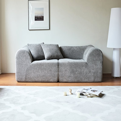 Canapé 2 places moderne et épuré en velours avec coussins, idéal pour les petits salons et bureaux. Gris, coussins moelleux, gain de place, rembourrage en mousse compressée.